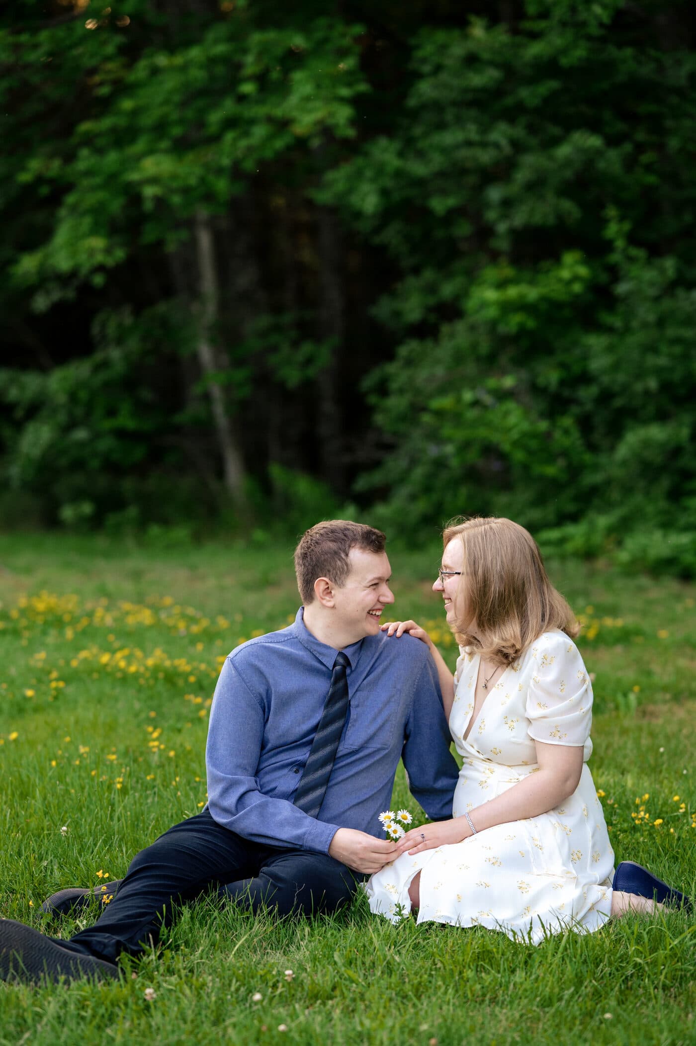 Alexandra and Jérémy sitting together in a meadow